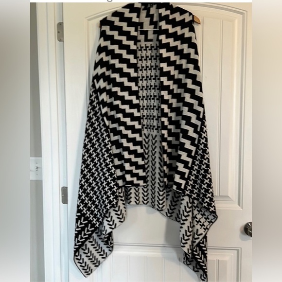 Romeo & Juliet Couture Chevron print Flyaway Vest cardigan M - Picture 2 of 7